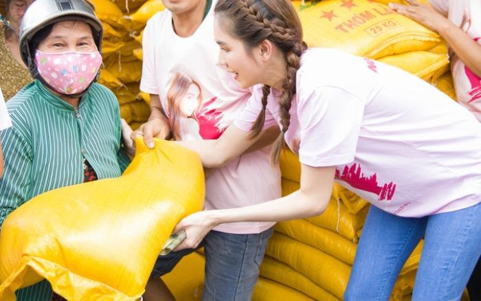 Ngọc Trinh giản dị đi từ thiện hậu biến cố, phản ứng của người dân khi gặp cô gây bất ngờ Ảnh 3