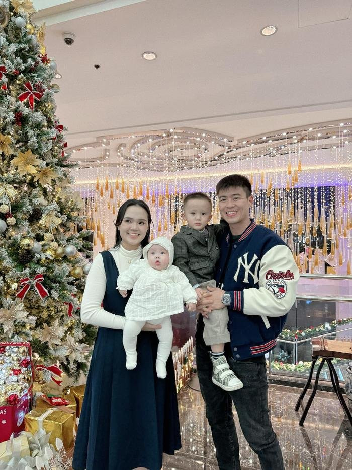 Vợ Duy Mạnh dát đồ hiệu, dẫn vệ sĩ vào bệnh viện thăm khiến chị gái cười suýt bục vết mổ Ảnh 4