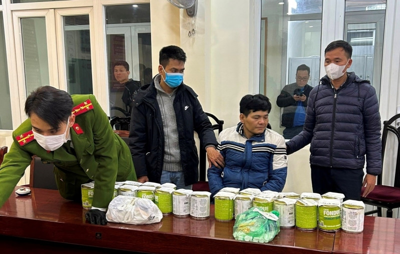 Đối tượng trong đường dây ma túy xuyên quốc gia và tang vật là hàng chục kg ma túy tổng hợp. Ảnh: Công an TP. Hải Phòng