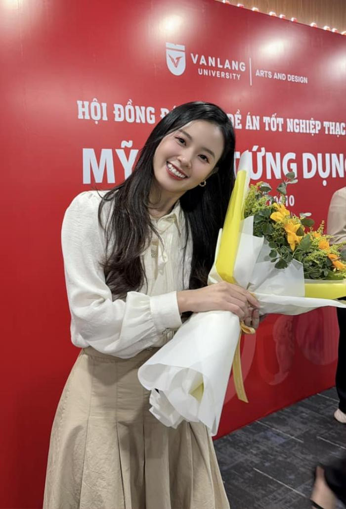 Có thể là hình ảnh về 1 người và văn bản cho biết 'VANLANG ARTS AND DESIGN UNIVERSITY HỘI ĐỒNG MỸ TỀ ÁN TỐT NGHIỆP THẠC ỨNG DỤN 1410 2410'