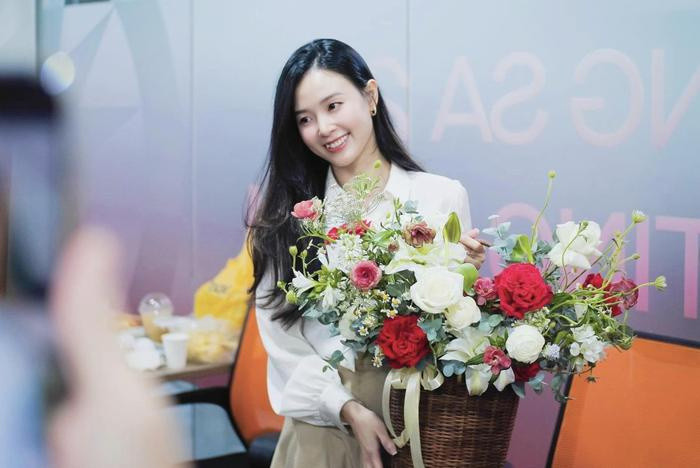 Có thể là hình ảnh về 1 người và văn bản