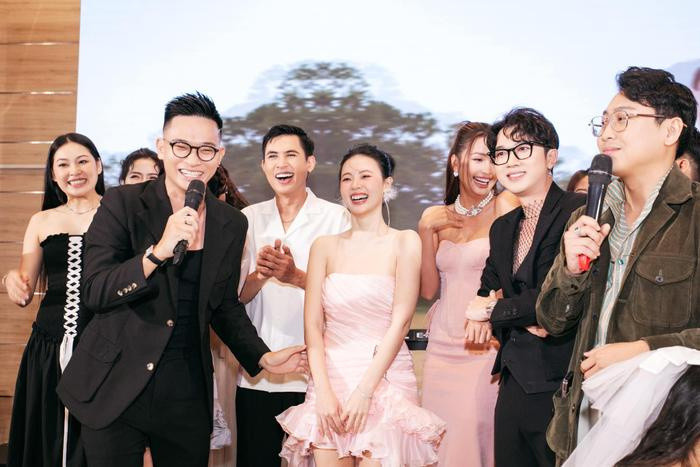 Có thể là hình ảnh về 6 người