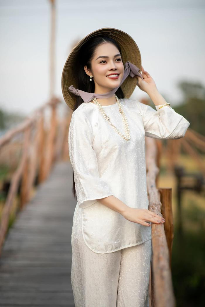 Có thể là hình ảnh về 1 người và mũ
