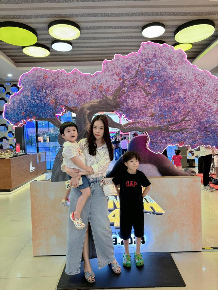 Có thể là hình ảnh về 4 người và trẻ em