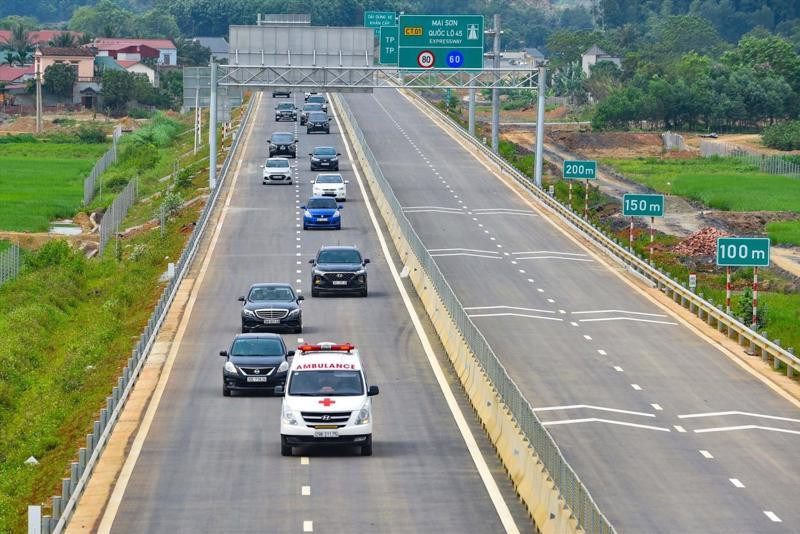 Đường cao tốc phải có tối thiểu 4 làn xe, tốc độ tối đa 120km/h
