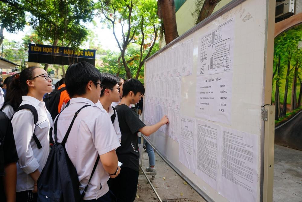 Ngày 19/4, học sinh Hà Nội nộp phiếu đăng ký dự tuyển vào lớp 10
