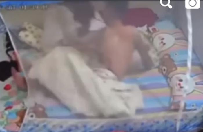 Vợ gọi dậy nhờ dỗ con trai 1 tháng quấy khóc, chồng đánh vợ túi bụi gây phẫn nộ Ảnh 1
