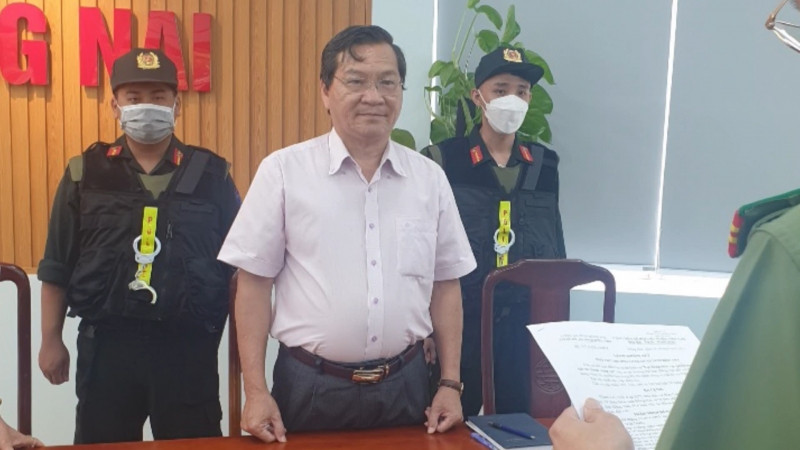 Hiệu trưởng Trường ĐH Đồng Nai nghe công bố Lệnh bắt bị can để tạm giam.