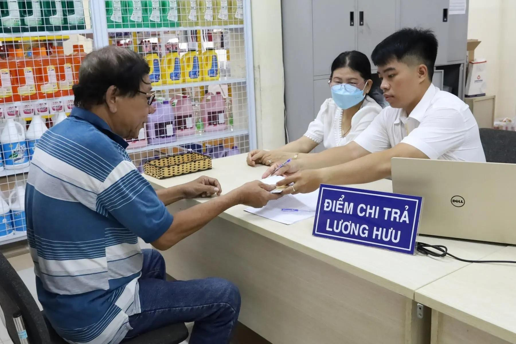 Thí điểm chi trả lương hưu, trợ cấp không dùng tiền mặt