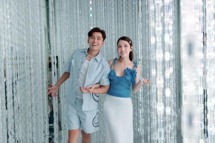 Có thể là hình ảnh về 2 người và tóc mái