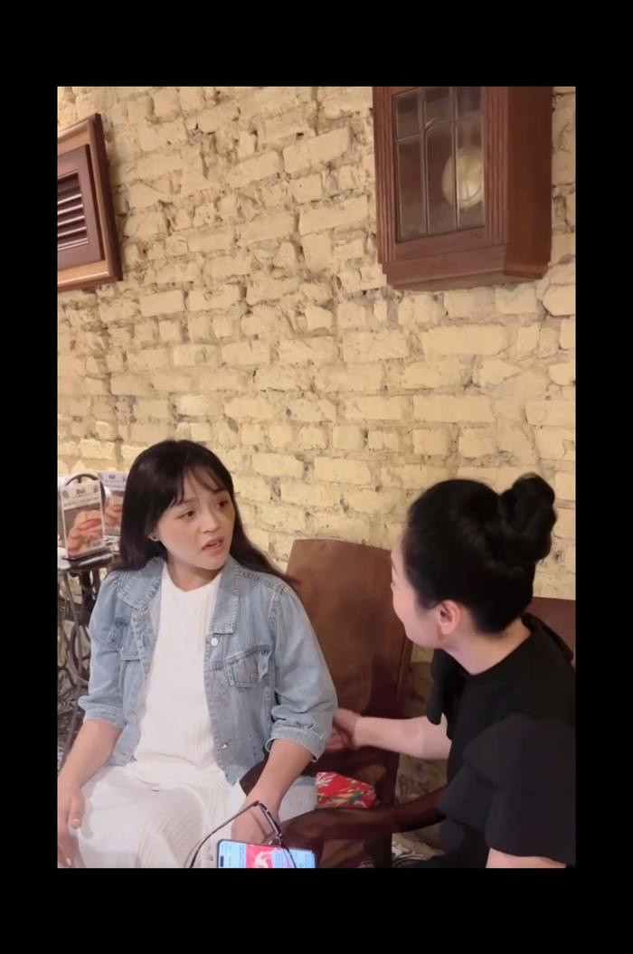 Có thể là hình ảnh về 2 người