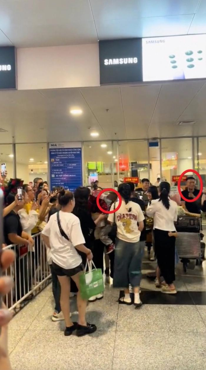 Sức hút bé Lôi Con khi hát tiếng Việt ầm ầm, được fan đón không thua gì sao hạng A Ảnh 1