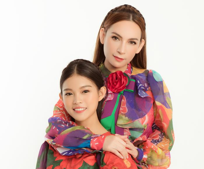 Nữ ca sĩ trẻ 'gây sốt' khi hát ngoài đường, hóa ra là con nuôi Phi Nhung Ảnh 3
