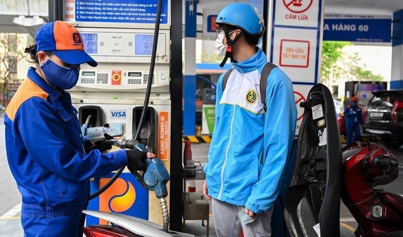 Giá xăng tăng lên gần 25.000 đồng/lít