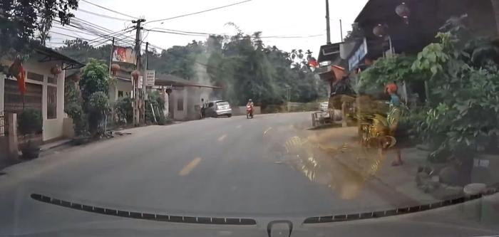 Tài xế đang chạy bình thường bỗng lao ô tô vào nhà ven đường và cái kết Ảnh 1
