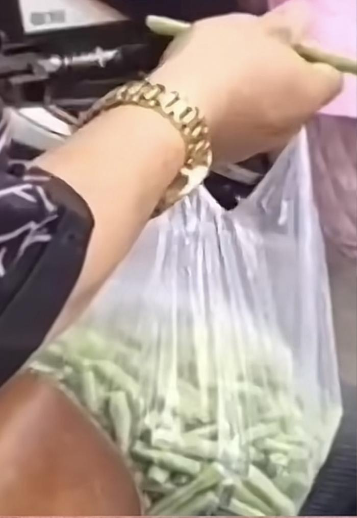 Chờ đón con, ông bố tiện thể ngồi nhặt rau khiến các chị gái xung quanh há hốc Ảnh 1