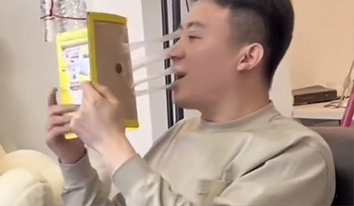 Tò mò công dụng của keo dính chuột, thanh niên ụp thử vào mặt và cái kết bất ngờ Ảnh 1