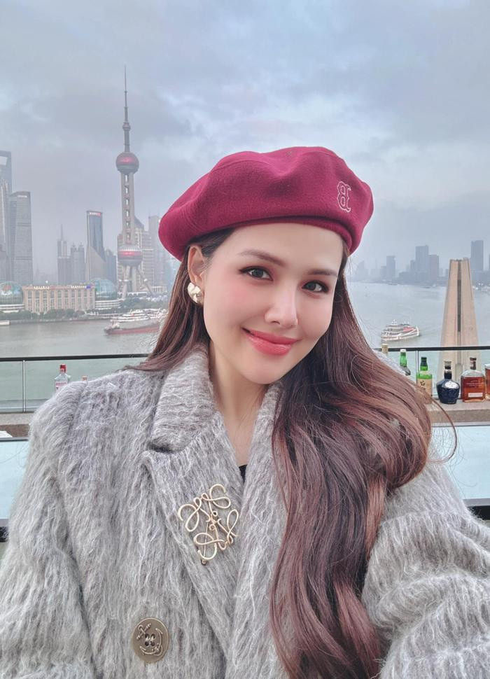 Huyền Lizzie gây bão khi công khai ôm hôn một ngôi sao đình đám giữa tin hẹn hò Đình Tú Ảnh 2