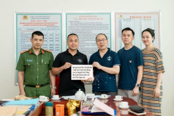 Tài khoản nhận được hơn 100 triệu đồng, chủ tiệm áo cưới có hành động đáng chú ý Ảnh 1