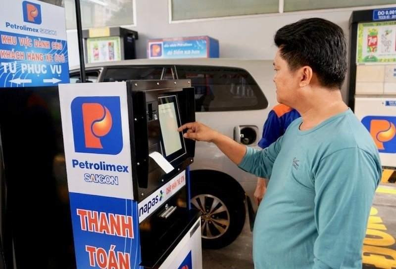 Từ chối nhận thanh toán mua xăng dầu qua chuyển khoản có đúng với quy định pháp luật?