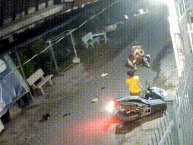 Clip 2 tên cướp táo tợn giật dây chuyền bị dân tóm gọn Ảnh 2