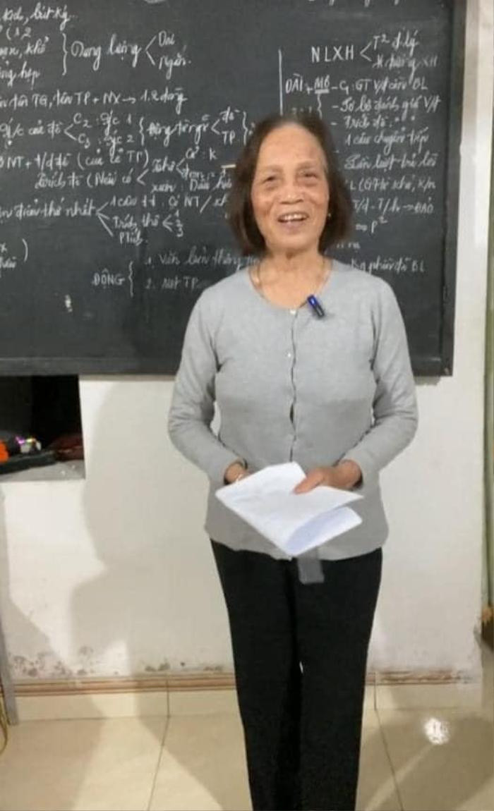 Cô giáo về hưu chơi TikTok cực chất, dạy Văn 'siêu đỉnh' khiến học sinh mê mẩn Ảnh 1