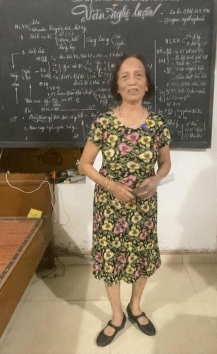 Cô giáo về hưu chơi TikTok cực chất, dạy Văn 'siêu đỉnh' khiến học sinh mê mẩn Ảnh 2