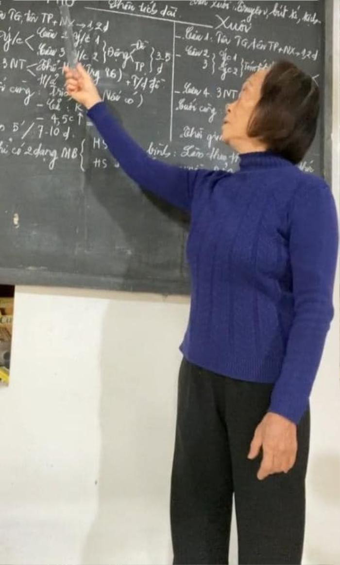 Cô giáo về hưu chơi TikTok cực chất, dạy Văn 'siêu đỉnh' khiến học sinh mê mẩn Ảnh 3