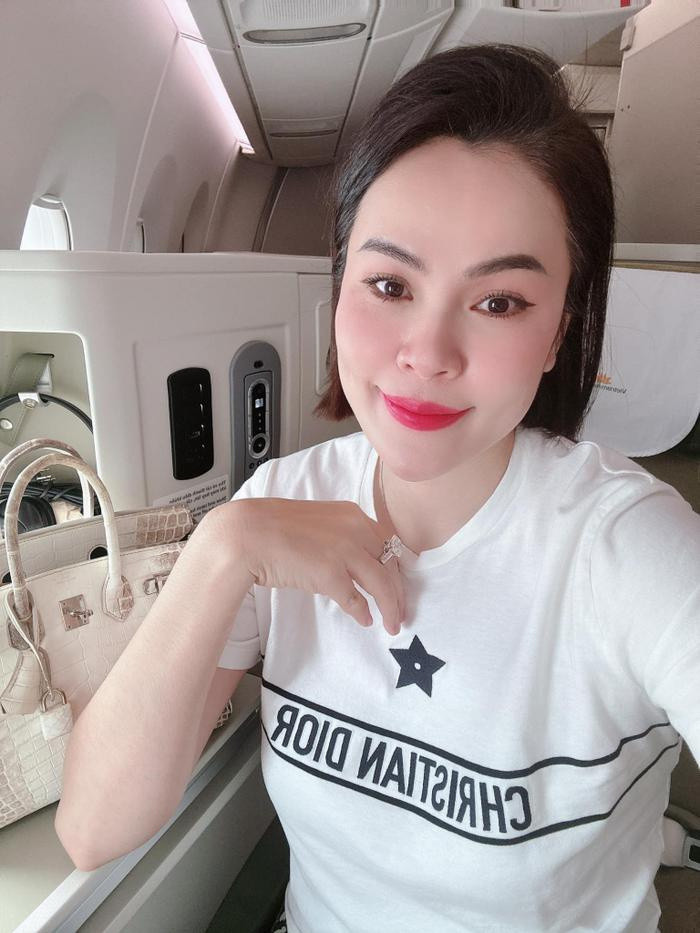 'Hoa hậu rửa chân cho chồng' bất ngờ khoe lại chiếc túi từng gây sóng gió cho Ngọc Trinh Ảnh 1