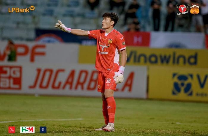 Ngả mũ trước phong độ 'gánh team' của thủ môn Bùi Tiến Dũng! Ảnh 1