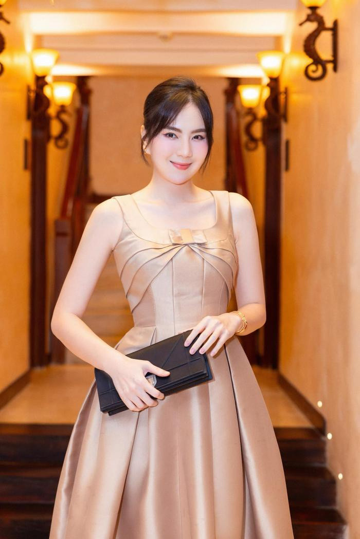 Mai Ngọc chơi môn thể thao nhà giàu, 'flex' đường cong chữ S Ảnh 4