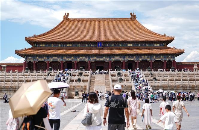 Khách du lịch thăm quan Tử Cấm Thành ở Bắc Kinh, Trung Quốc. Ảnh: THX/TTXVN.