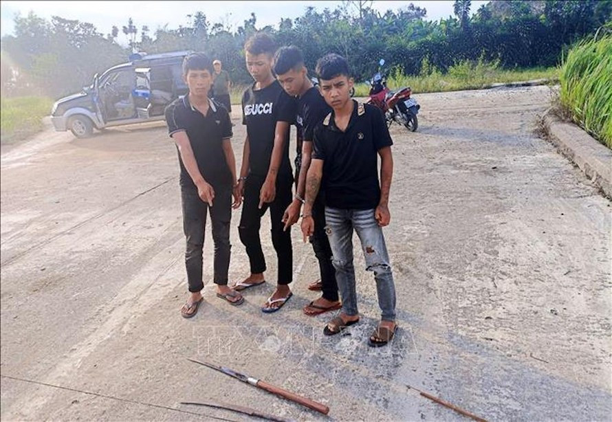 4 thanh thiếu niên cùng hung khí gây ra vụ cướp tài sản của du khách trên núi Đại Bình.