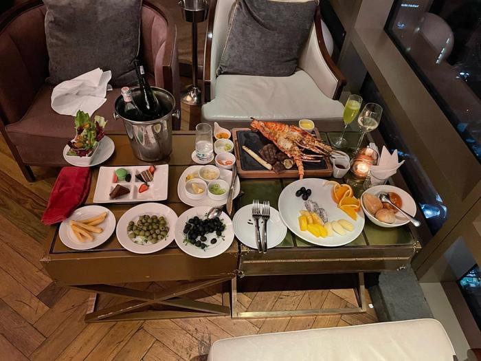 'Nữ đại gia' gọi bò Wagyu, tôm hùm ăn rồi giả vờ bị vong nhập để bùng tiền Ảnh 2