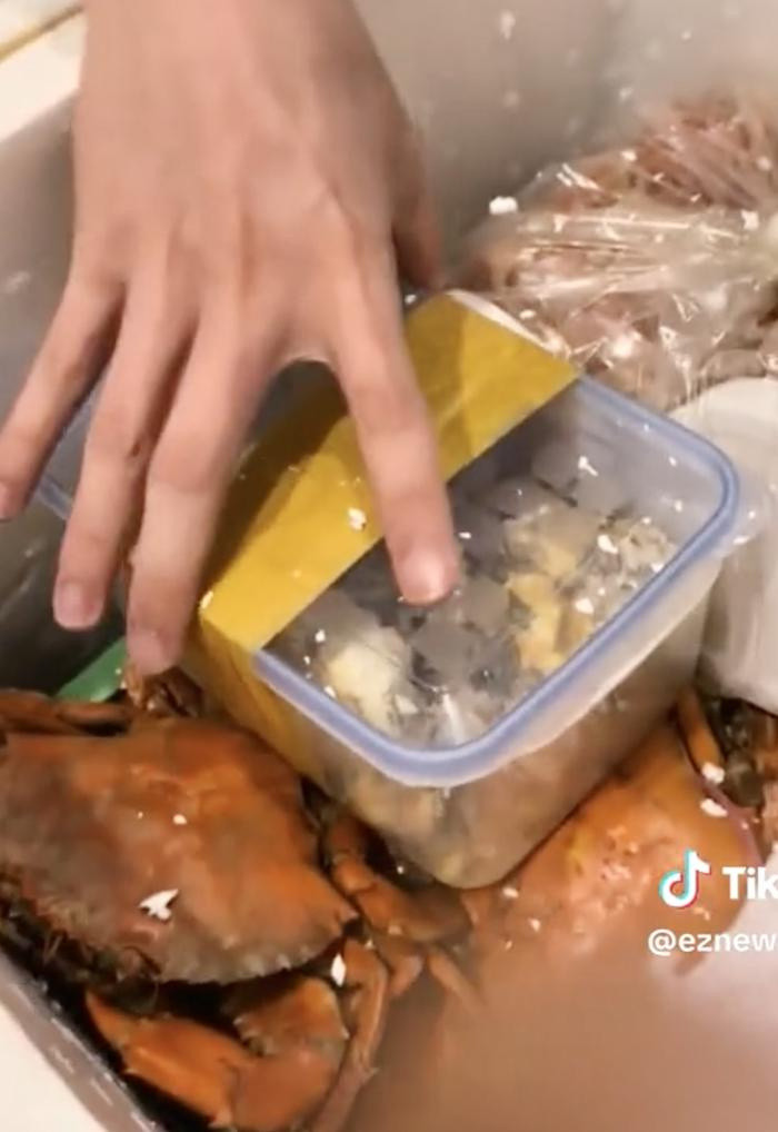 Được ba gửi thùng đồ ăn, chàng trai vui mừng 'đập hộp' thì phát hiện món quà bất ngờ Ảnh 1