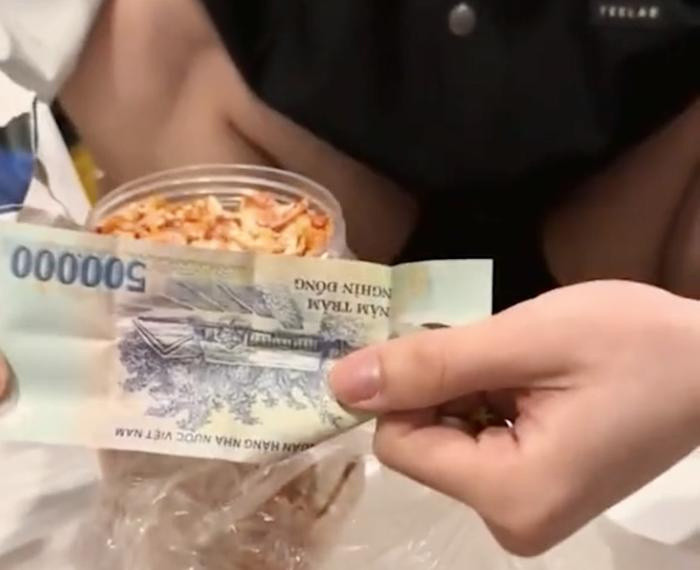 Được ba gửi thùng đồ ăn, chàng trai vui mừng 'đập hộp' thì phát hiện món quà bất ngờ Ảnh 2