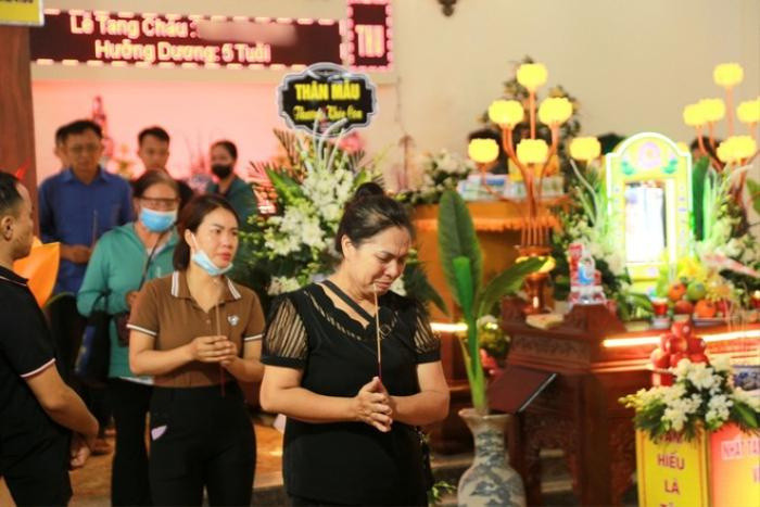 Lễ tang bé trai bị bỏ quên trên xe ô tô: Người thân, hàng xóm bật khóc trước di ảnh Ảnh 2