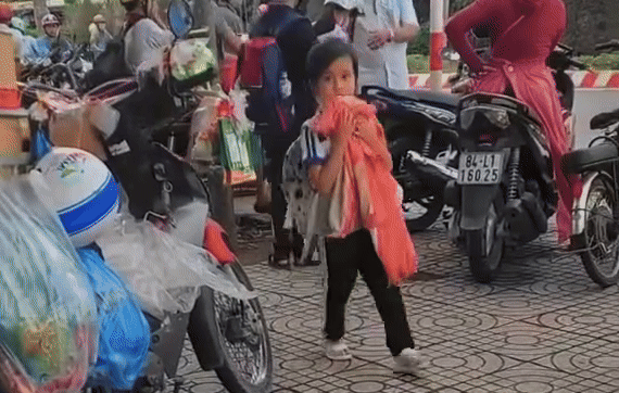 Bố đi làm xa bất ngờ về đón con tan học, bé gái phản ứng khiến CĐM vừa thương vừa buồn cười Ảnh 1