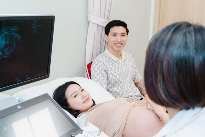 Có thể là hình ảnh về 3 người và bệnh viện