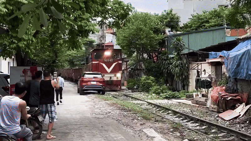 Vụ xe ô tô bị tàu hỏa đâm khi đỗ sát đường ray: Chủ xe có được bảo hiểm bồi thường?