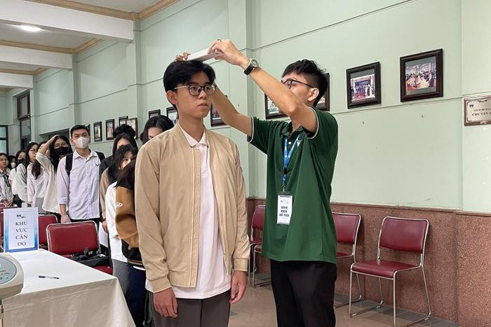 Trường đại học chỉ tuyển nam sinh cao trên 1,65m và nữ trên 1,58m, Bộ GD&ĐT 'tuýt còi' Ảnh 1