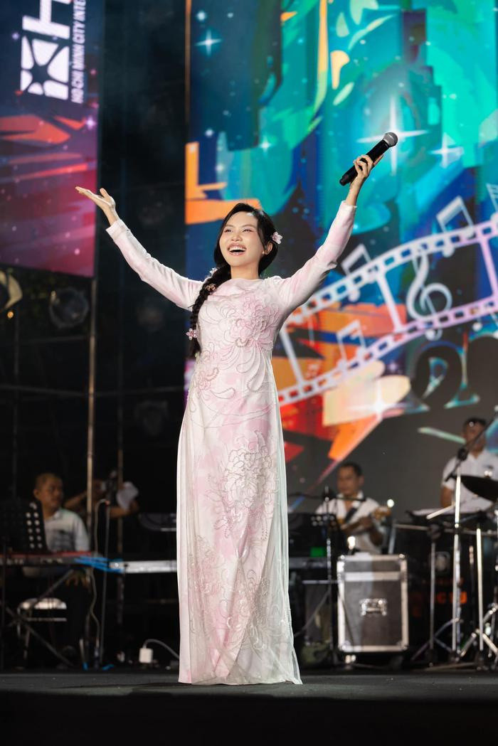 Phương Mỹ Chi và Hồ Văn Cường hát cùng một bài dân ca: Ai hơn ai? Ảnh 5