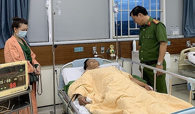 Đại tá Dương Văn Long – Phó Giám đốc Công an tỉnh thăm hỏi, động viên Thiếu tá Nguyễn Văn Hưng. Ảnh: Công an Gia Lai.