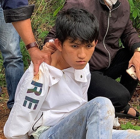 Đối tượng Hồ Văn Tình bị cơ quan Công an bắt giữ sau hơn 2 giờ lẩn trốn. Ảnh: Công an Gia Lai.