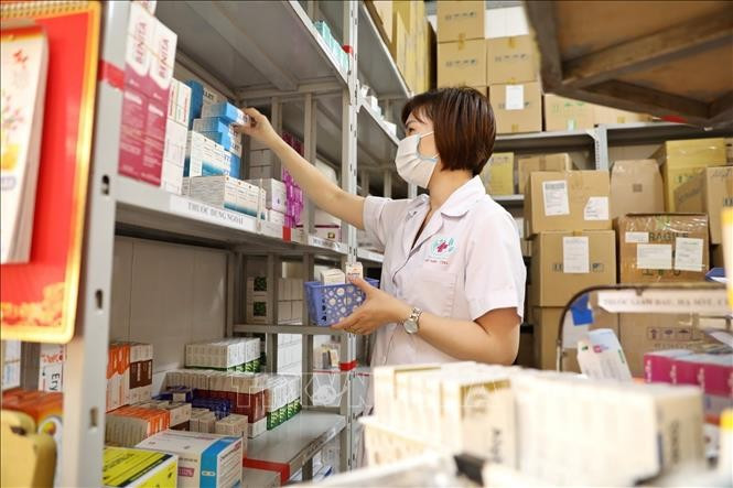 Nhân viên y tế lấy thuốc cấp cho bệnh nhân. Ảnh minh họa: Minh Quyết/TTXVN