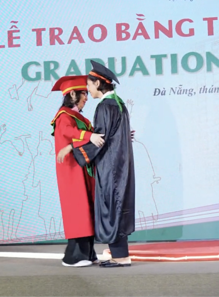 Rơi nước mắt khoảnh khắc người mẹ lên nhận bằng của con trai đã mất hiến xác cho y học Ảnh 1