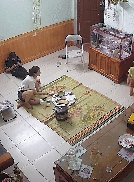 Bé trai may mắn thoát nạn khi đang ăn cơm, mẹ xem lại camera vẫn hồi hộp Ảnh 1