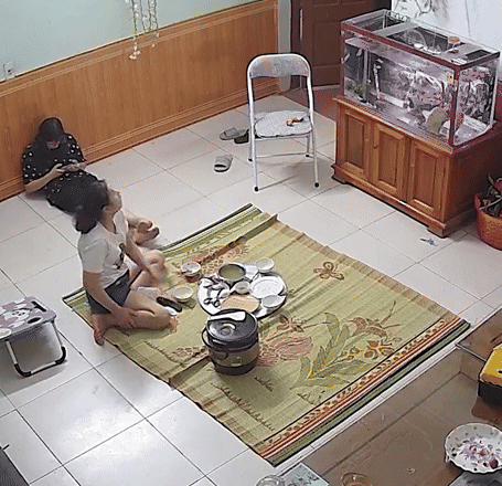 Bé trai may mắn thoát nạn khi đang ăn cơm, mẹ xem lại camera vẫn hồi hộp Ảnh 2