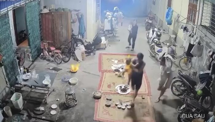 Xót xa bé gái bất ngờ bốc cháy vì người nhà nướng mực bằng cồn Ảnh 2