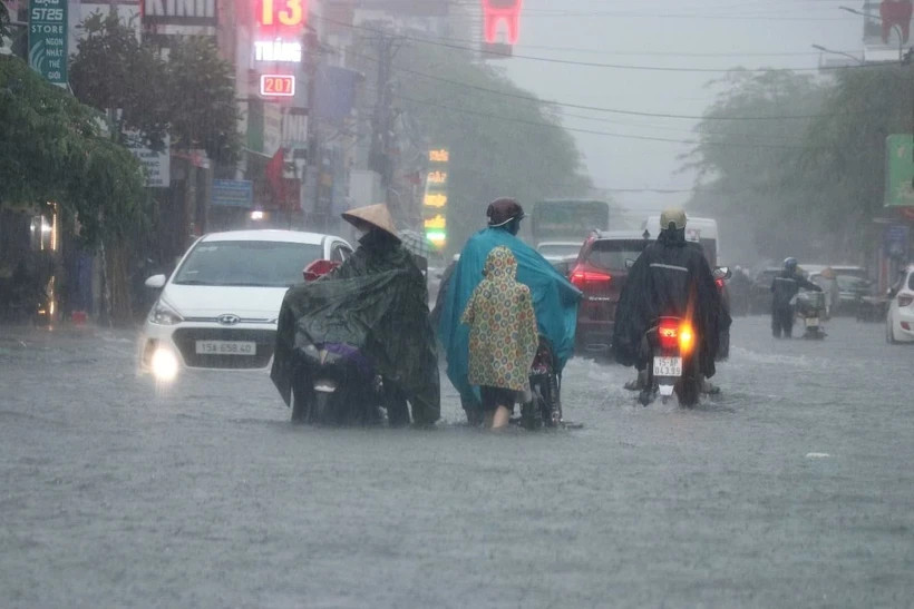 Mưa lớn gây ngập úng nhiều tuyến đường. Ảnh: Hoàng Ngọc/TTXVN.